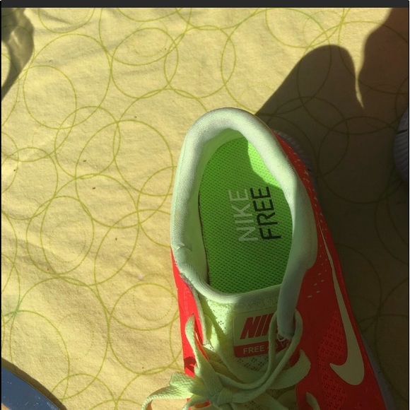 Like new NIKE shoes - Picture 3 of 4